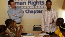 Tim Bowles y Jay Yarsiah dan una conferencia sobre derechos humanos en Liberia.